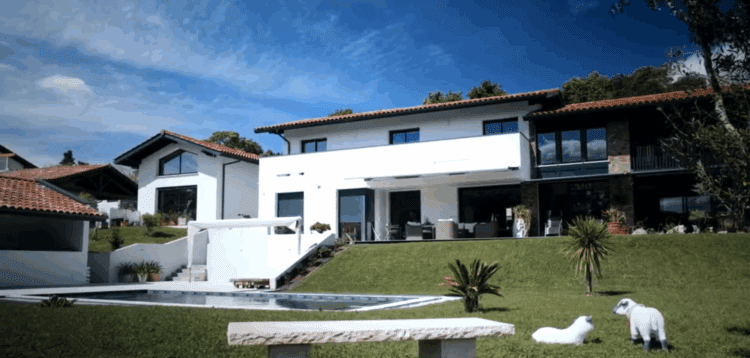 Photographie extérieure maison néobasque Bassussarry