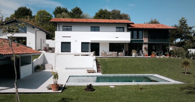 Photographie extérieure maison néobasque Bassussary