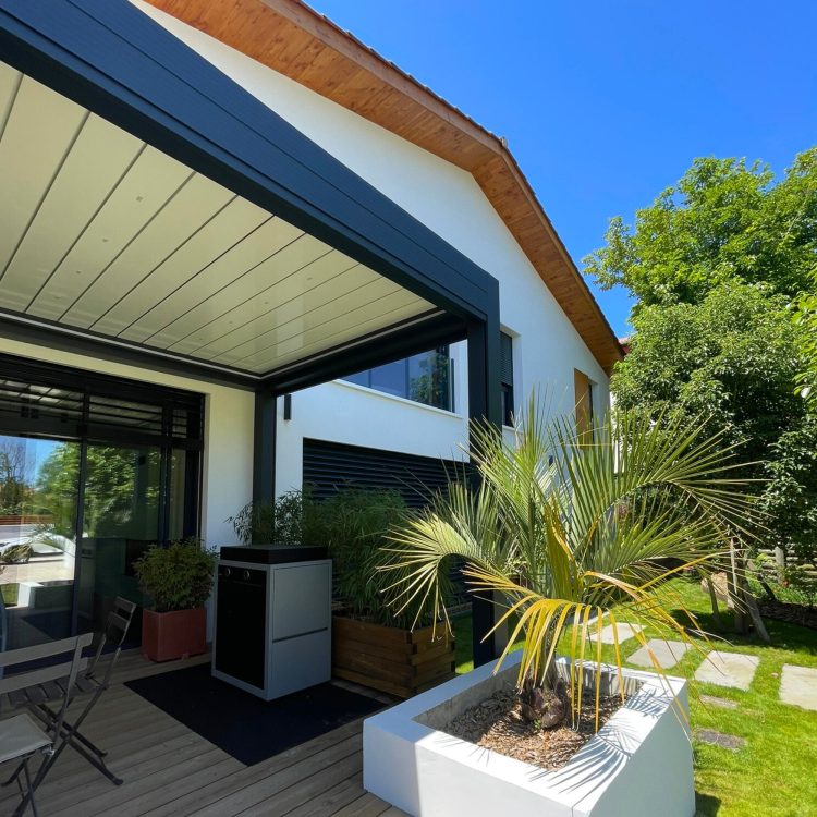 Détail de la pergola extérieure, conçue en bois de Douglas, apportant une touche chaleureuse et naturelle à l'espace.