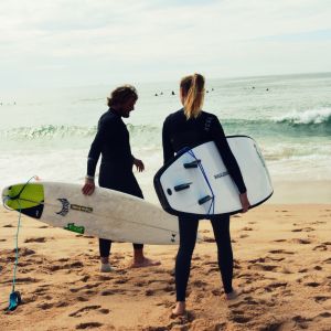 Image d'un couple de surfer mettant en avant une des activités culturelles à fair en plein air au Pays Basque