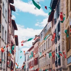 Image représentant une rue de Bayonne animée à l'occasion de ses fêtes