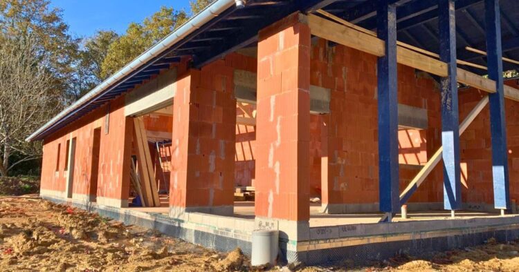 Photographie vue extérieur du chantier en cours de la villa