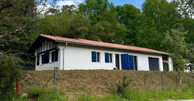 Photographie vue extérieure du chantier en cours de la villa