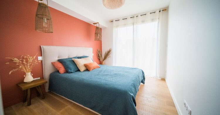 Photographie de la grande chambre de la villa à Anglet