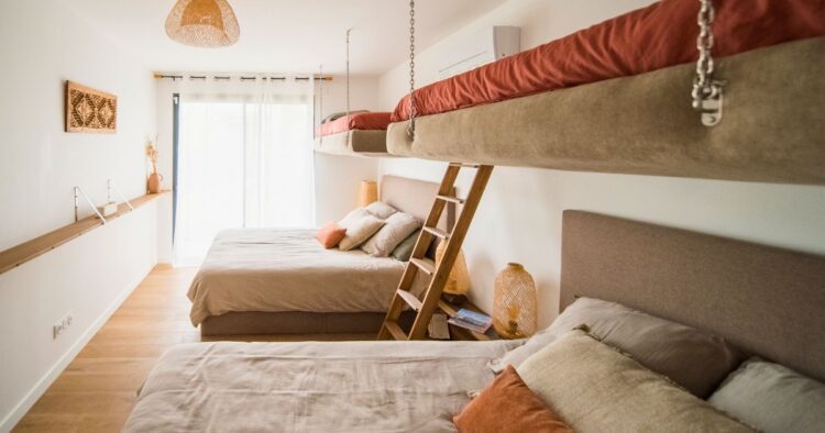 Photographie de la grande chambre de la villa à Anglet