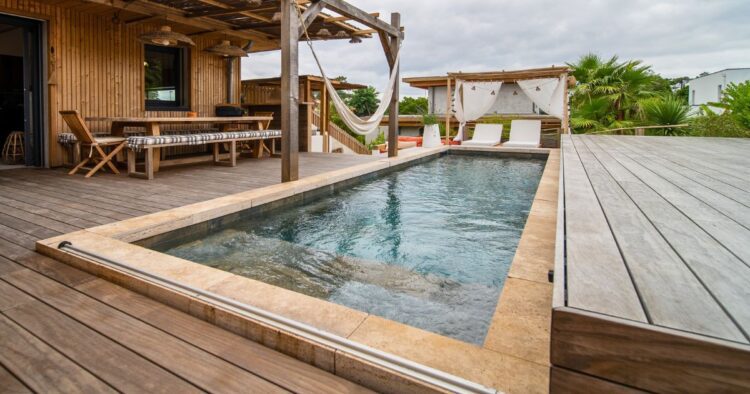 Photographie de la vue globale extérieure avec la piscine de la villa à Anglet