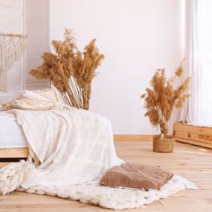 Architecte présentant des plans de maison à un couple de futurs propriétaires.