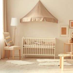 Illustration d’une maison moderne et écologique avec des innovations technologiques.