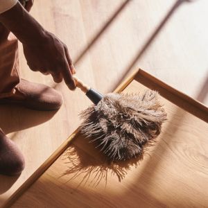 Un propriétaire effectuant l’entretien de sa maison neuve, vérifiant l’isolation et la toiture.