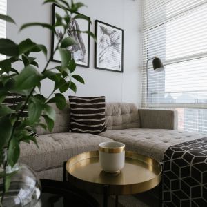 Skyline urbaine futuriste illustrant les tendances immobilières de 2026.