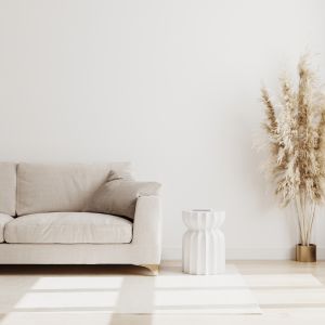 Salon moderne avec un aménagement fonctionnel et un éclairage intelligent.