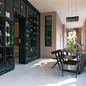 Intérieur moderne d’une maison équipée d’un système domotique et d’un home cinéma.