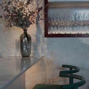 Photographie du bureau d'une graphiste illustrant l’évolution du marché immobilier en 2026 avec des projections de prix et d’innovations.