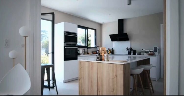 Photographie de la vue de la cuisine de la villa à Anglet