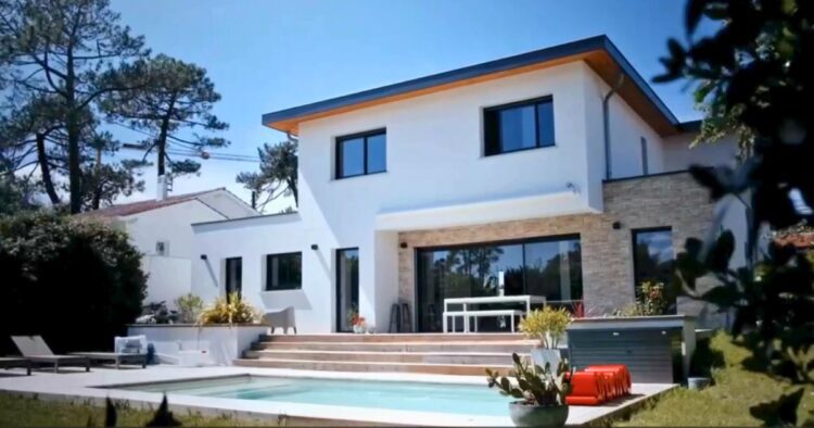 Photographie de la vue globale extérieure côté droit de la villa à Anglet