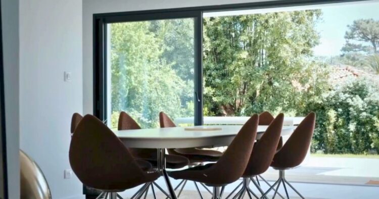 Photographie de la vue globale de la salle à manger de la villa à Anglet