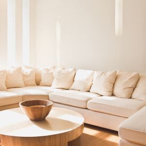 Photographie d’un salon lumineux au Pays basque, baies vitrées isolantes et murs performants, illustrant une maison neuve à isolation renforcée.