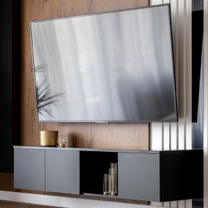 Photo d'un salon contemporain avec vue sur l'océan et écran tactile mural illustrant la domotique d'une maison connectée au Pays basque