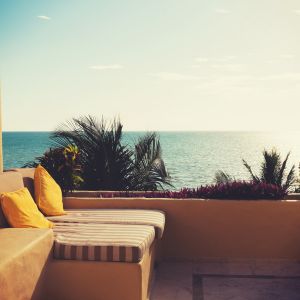 Photographie d’un terrain constructible proche de l’océan au Pays basque, avec vue sur les collines et la mer, idéal pour construire une maison individuelle.