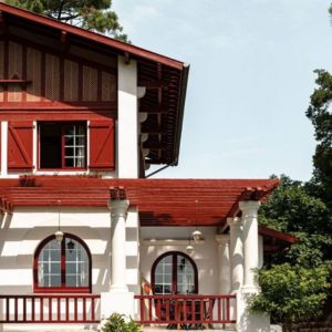 Maison neuve au Pays Basque alliant matériaux locaux durables : pierre, bois et tuiles traditionnelles.