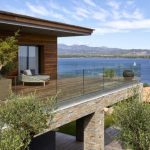 Villa contemporaine en bord de mer au Pays Basque, architecture épurée face à l’océan Atlantique.