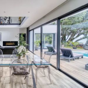 Maison neuve contemporaine à Anglet avec terrasse et jardin, illustrant le confort moderne au Pays Basque.