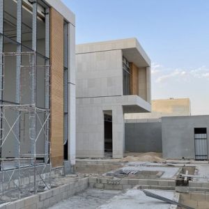 Photo d’une villa neuve contemporaine en construction au Pays basque