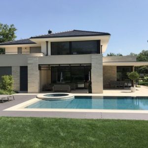 Maison neuve contemporaine au Pays basque mêlant architecture moderne et inspiration basque