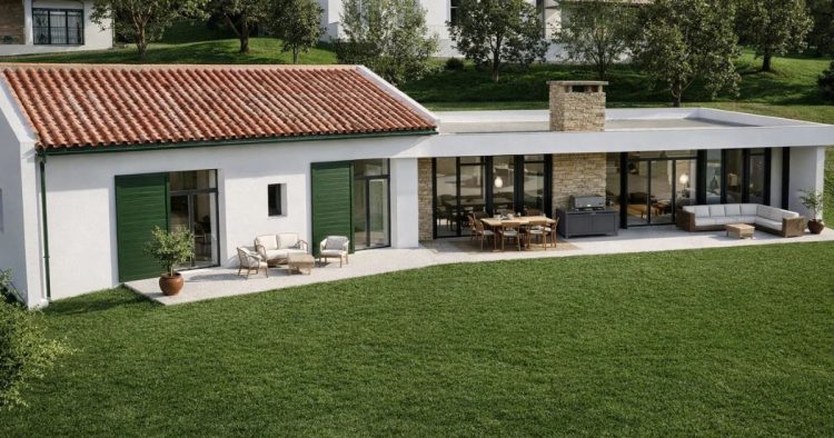 Perspective extérieure côté jardin. Villa d’architecte de plain-pied offre un cadre de vie paisible avec une vue dégagée sur la Rhune à Saint-Jean-De-Luz