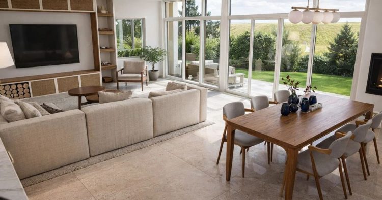 Perspective intérieure du salon. Villa d’architecte de plain-pied offre un cadre de vie paisible avec une vue dégagée sur la Rhune à Saint-Jean-De-Luz